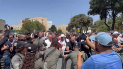 مناوشات عنيفة بين المتظاهرين والشرطة أمام مكاتب الحكومة في القدس